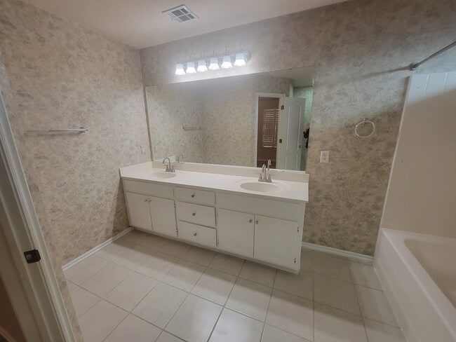 Foto del edificio - 4608 Midway Dr