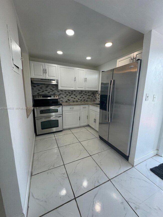 Foto del edificio - 8135 Sunrise Lakes Blvd