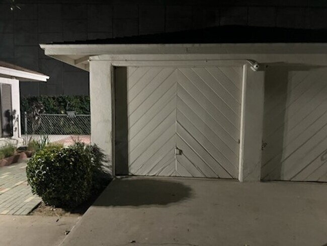 Foto del edificio - Charming 2 Bedroom Home with Private Garag...