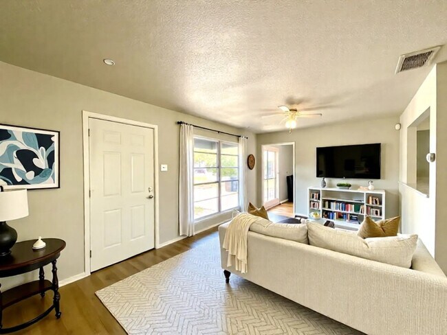 Building Photo - Spacious 4-Bedroom Home with Huge Backyard in San Antonio