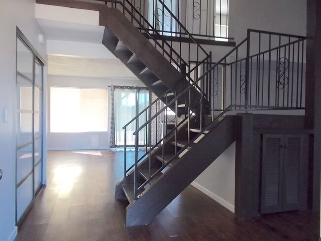 Building Photo - Spacious 4-Bedroom, 3-Bathroom Home with O...