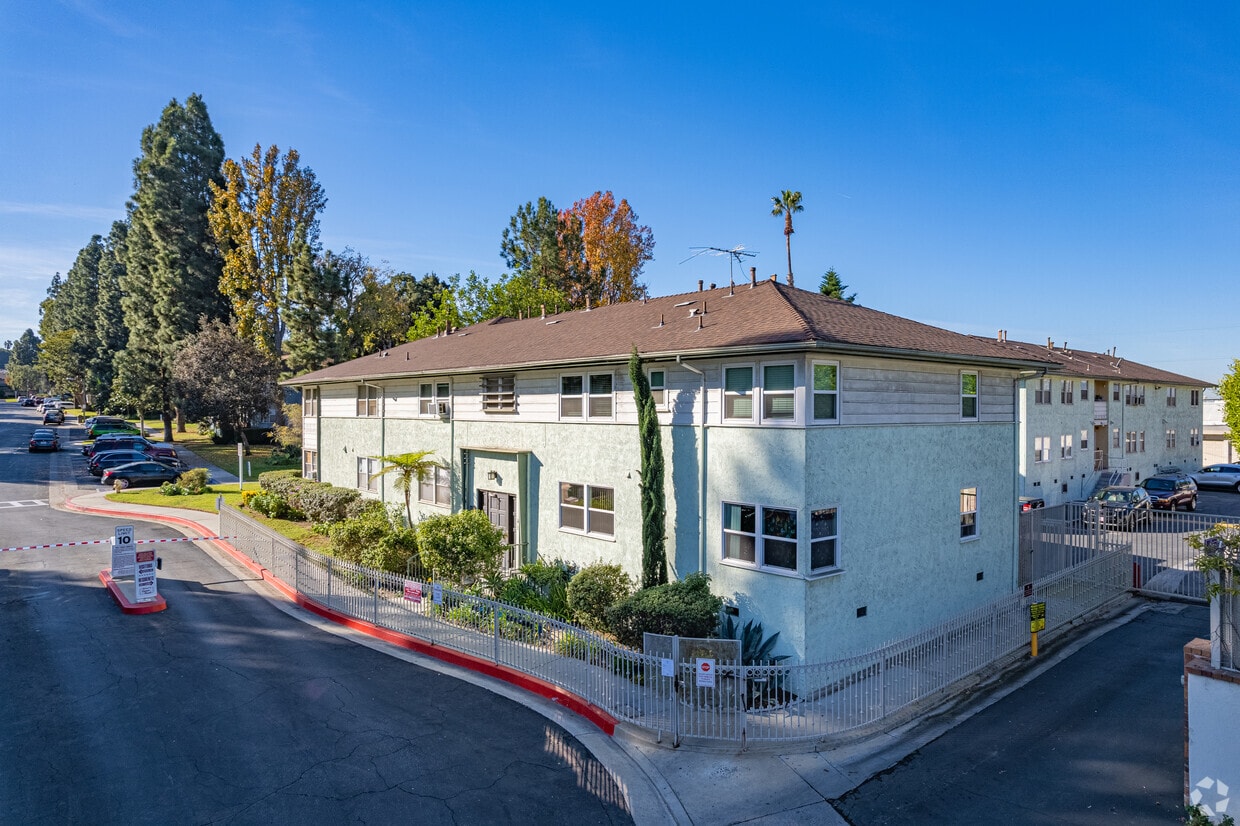 Cameo Woods Apartments in Los Angeles, CA