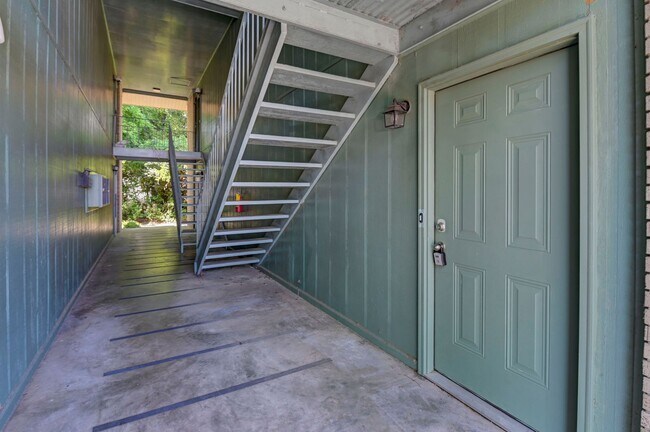 Building Photo - Walkable Downtown Lexington Living in Shadow Moss | Ground-Floor 2BR Retreat - Water sewer & tras...