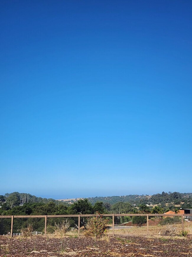 Foto del edificio - Gorgeous Country Home with View- ALL UTILI...