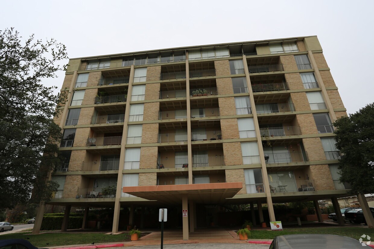 Regency House Apartments in San Antonio, TX