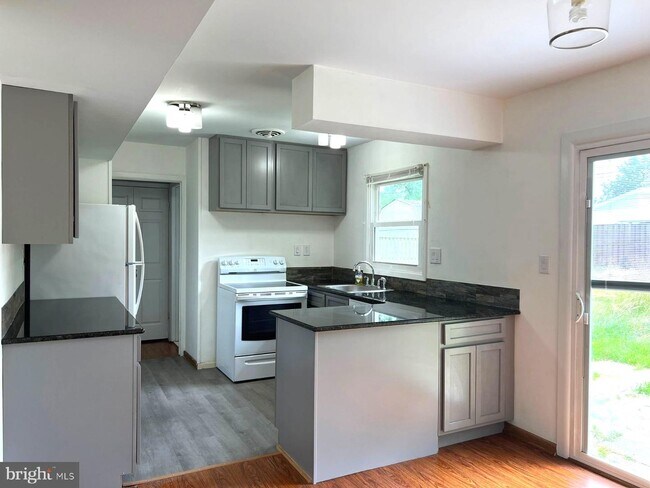 Building Photo - 2500 Kinderbrook Ln