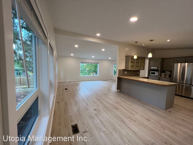 Foto del edificio - 3 br, 2 bath House - 4900 Fremont Street
