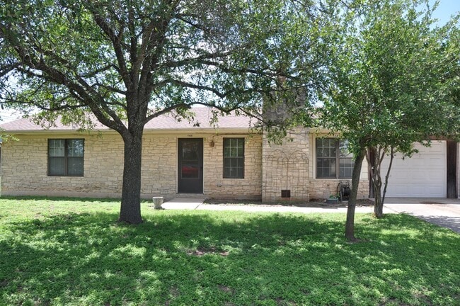 Building Photo - 2 Bedroom 1 Bath 1 Car Garage in Heart of ...