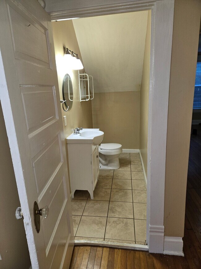 Medio baño - 615 1/2 Maryland Ave
