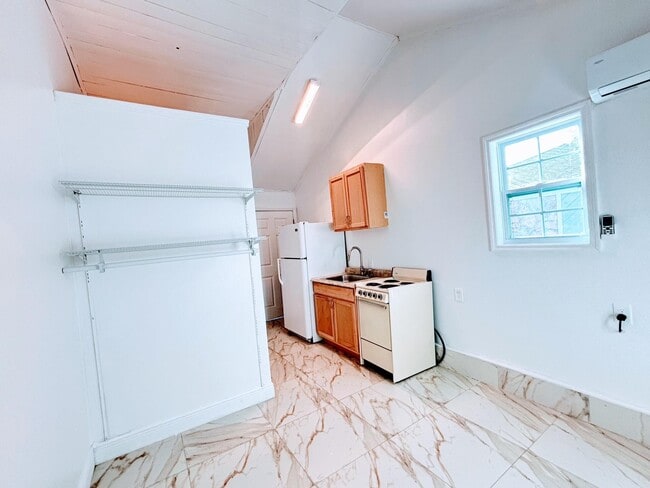 Building Photo - 806 Ridgewood Dr