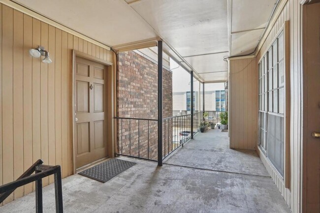Foto del edificio - 3320 N Arnoult Rd