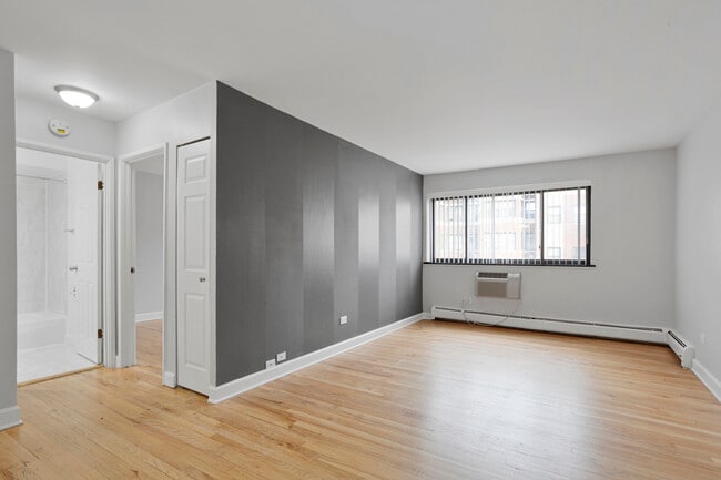 Building Photo - 6758 N Sheridan Rd