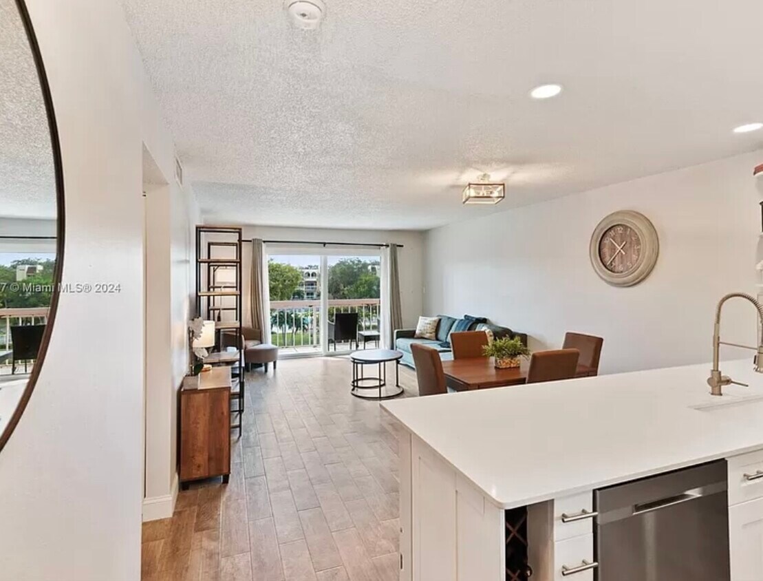 7860 Camino Real Unit L411 Village Kings Creek, Miami, FL 33143