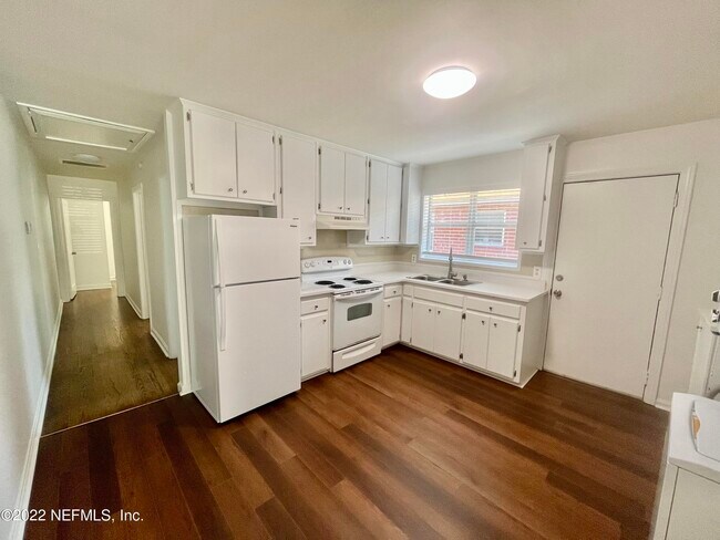 Building Photo - 2553 Myra St