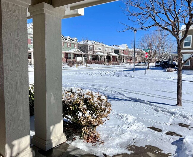 Foto del edificio - Beautiful 3 Bed/2.5 Bath End Unit Two-Level Townhome! Wonderful Deck off Living Room with backyar...