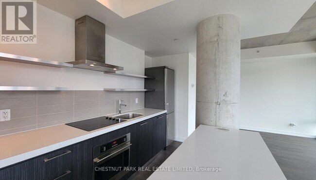 Photo du bâtiment - 560-560 King St W