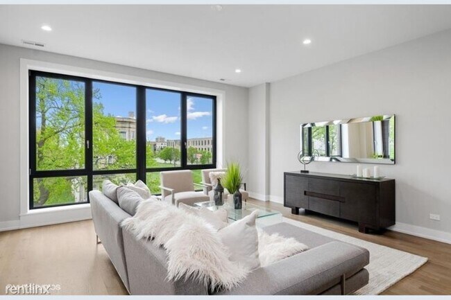 Building Photo - 3 br, 2 bath Condo - 6242 S Greenwood Ave