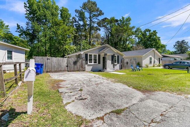 Foto del edificio - Charming West Ashley Bungalow