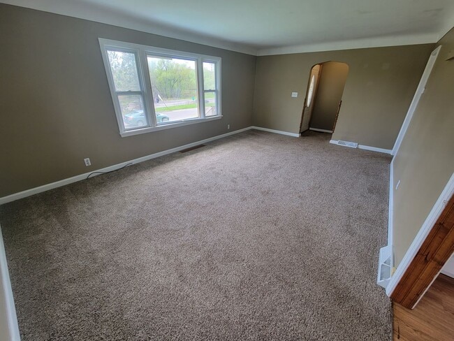 Building Photo - AVAILABLE JUNE - 5 Bed/2 Bath Home Close To Campus!