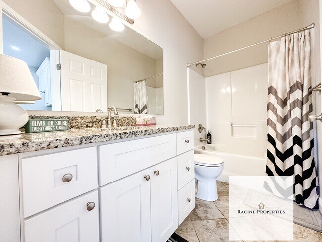 Foto del edificio - Upstairs 2 bd/2 ba Condo with view of Lake Hartwell