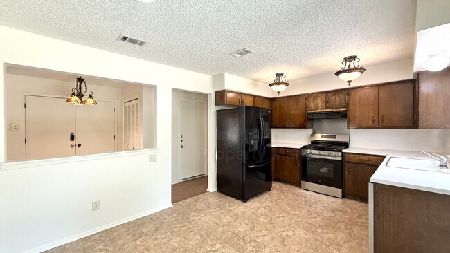Foto del edificio - 10105 Oak Hollow Dr