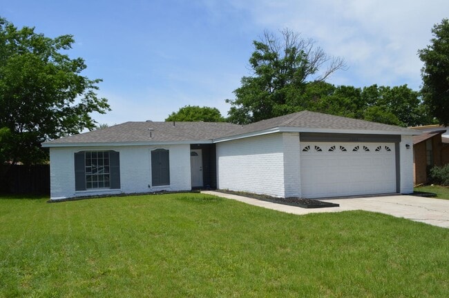 Building Photo - Beautifully remodeled 3 bed 1.5 bath in the desirable subdivision of Woodstone