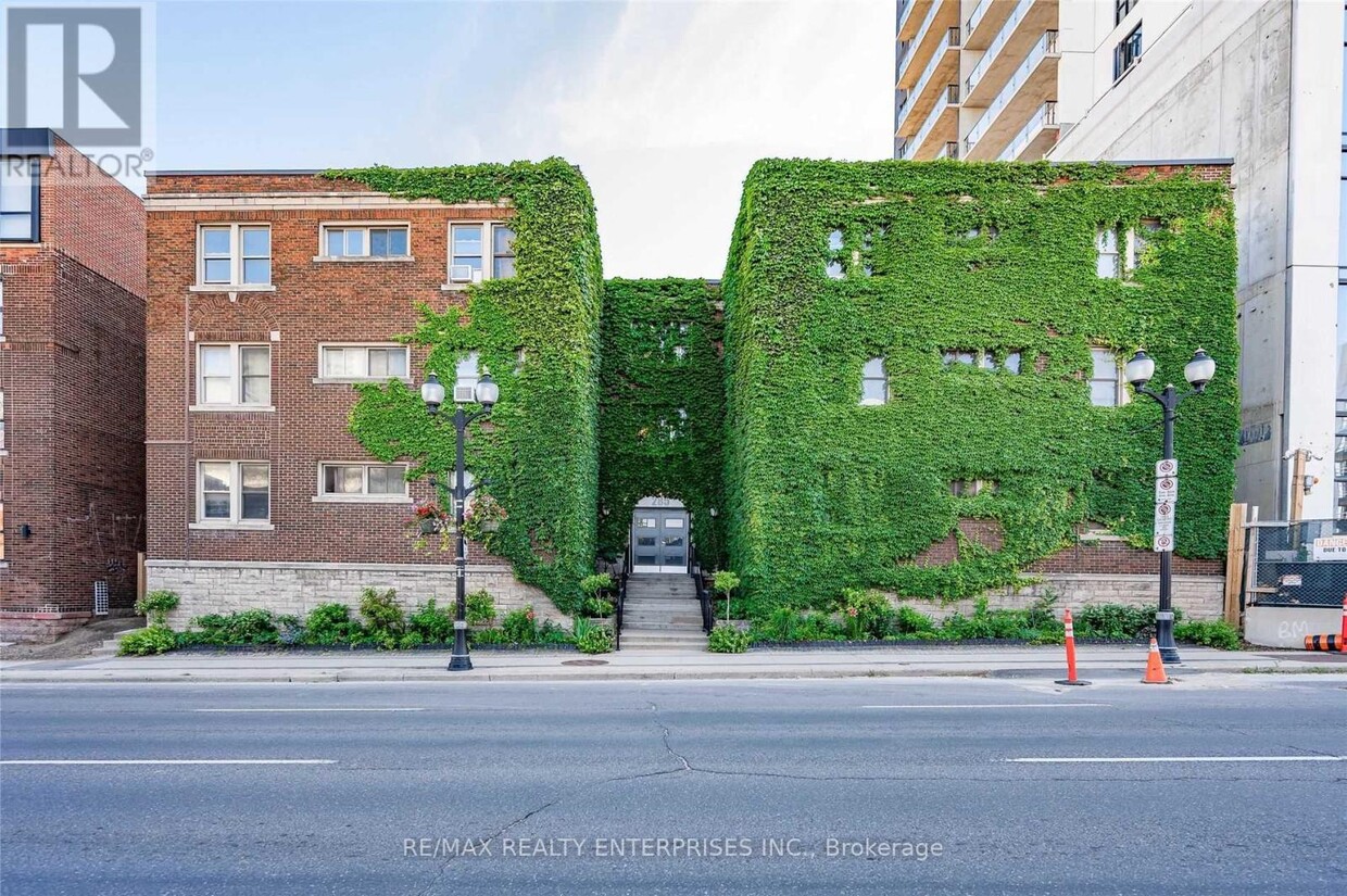 Primary Photo - 285-285 King St W