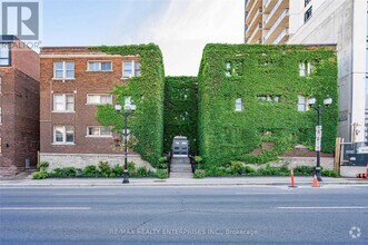 Building Photo - 285-285 King St W