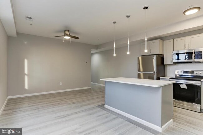 Building Photo - 400 S Highland Ave