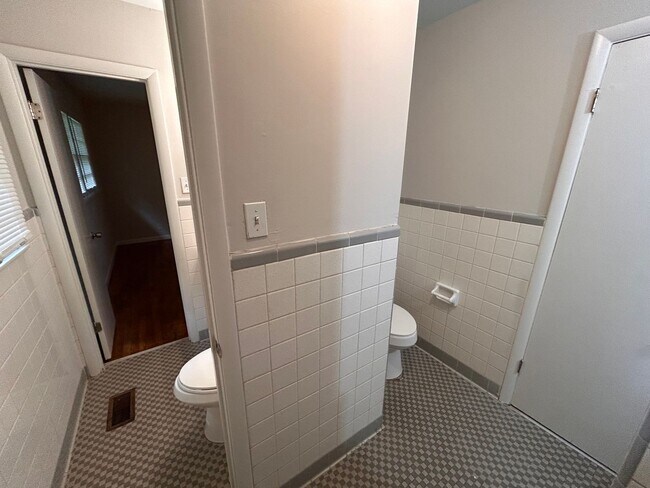 Foto del edificio - Brick home with 3BR, 1.5BA, garage, fenced in back yard.