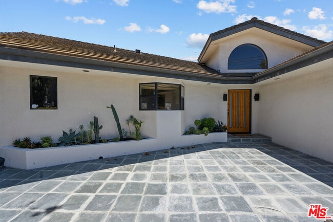 Building Photo - 3665 Alta Mesa Dr