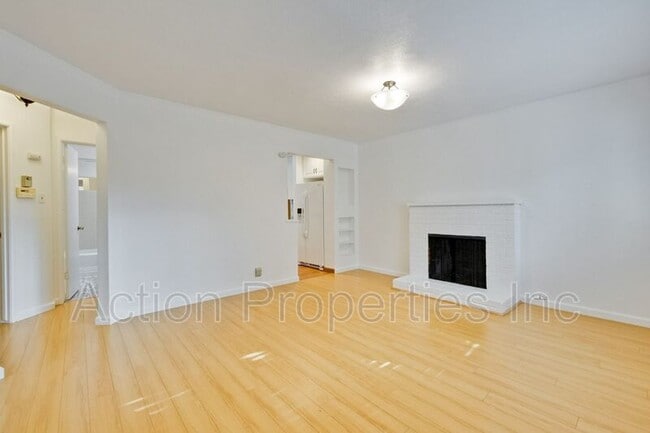 Building Photo - 851 E Meadow Dr