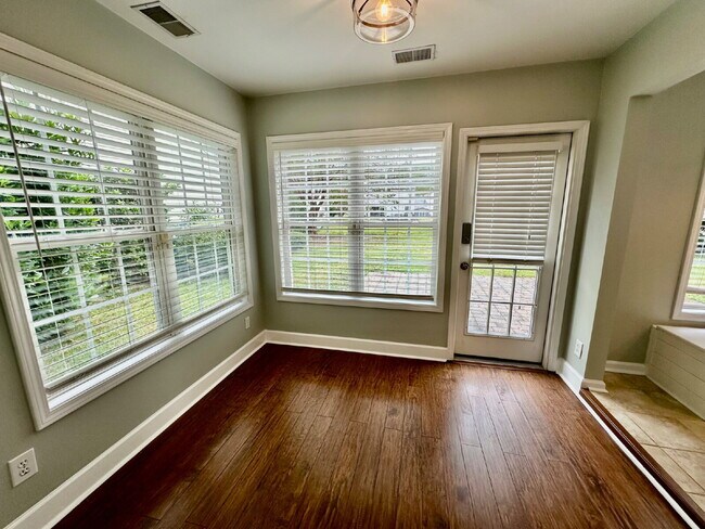 Foto del edificio - Bright and Airy Three Bedroom Home in Lake...