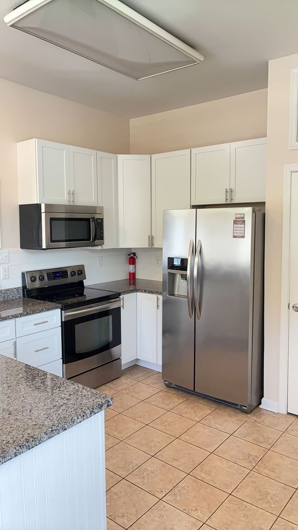 Building Photo - Nice Three-bedroom Two Car Garage corner lot