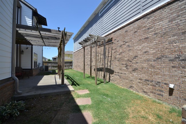 Building Photo - 597 N Rupple Rd