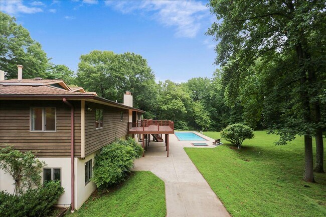 Building Photo - Stunning, Private Estate Home in Close in ...