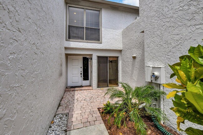 Foto del edificio - 6732 Canary Palm Cir