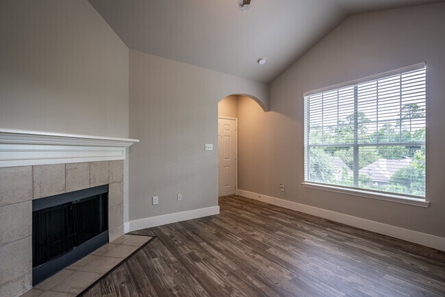 Building Photo - Available Now – Modern Apartment for Rent