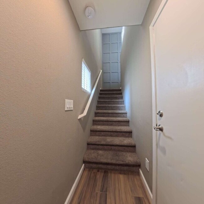 Building Photo - Stylish 2 bedroom 2 bathroom at Tripoly South