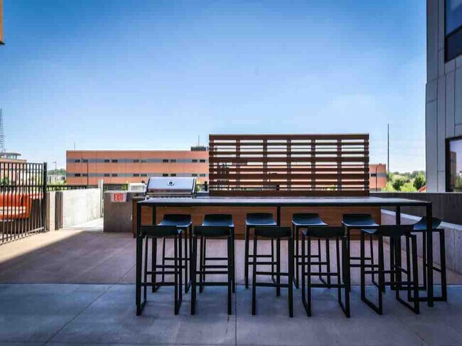 Foto del edificio - 1400 E Walnut St