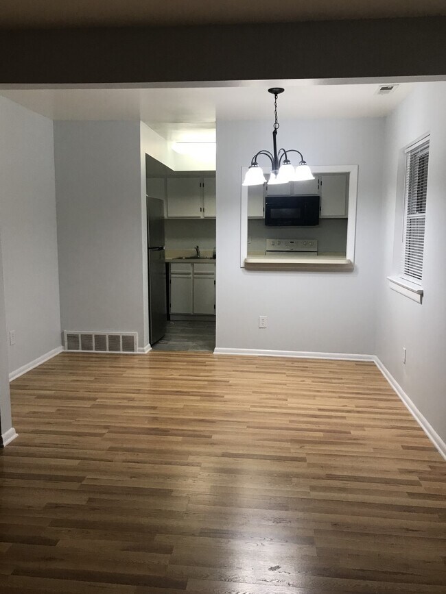 Dining area - 10 Kearney Dr