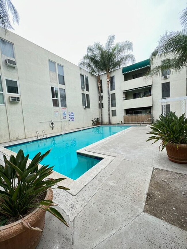 TARZANA 6170 Apartments in Reseda, CA