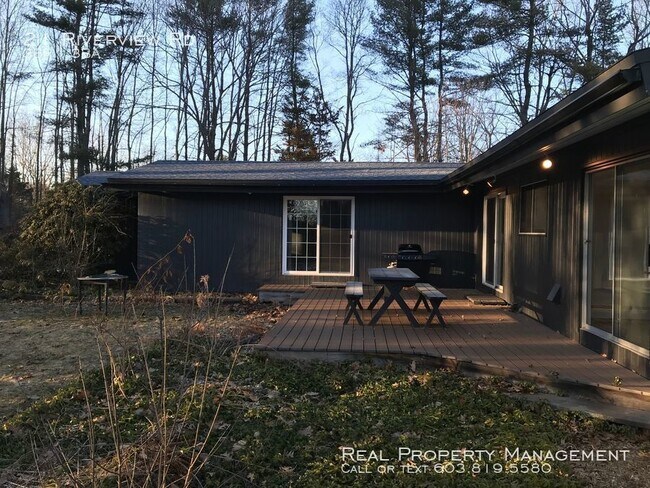 Building Photo - 3 Bedroom Single Family Home