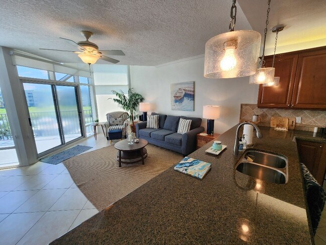 Foto del edificio - Beautiful Fully Furnished Marker 33 Condo on the water