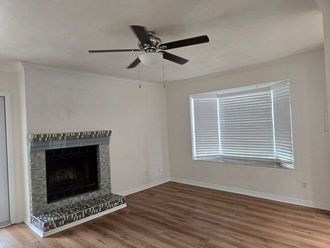 Building Photo - Spacious 2-bedroom, 1.5-bath end-unit townhouse in Carriage House