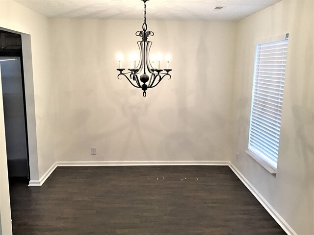 Foto del edificio - 904 Springs Hill Way