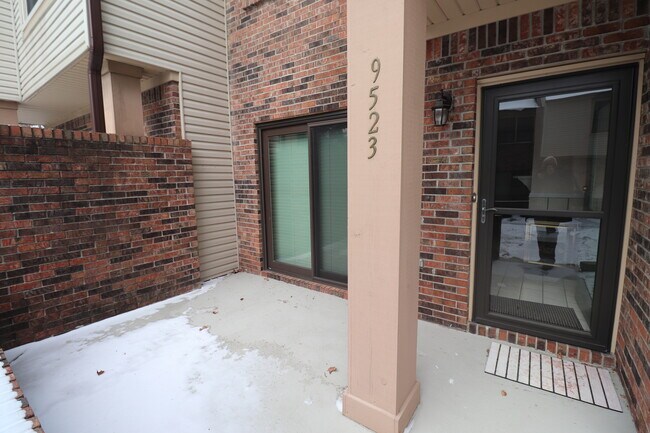 Building Photo - 9523 Maple Way