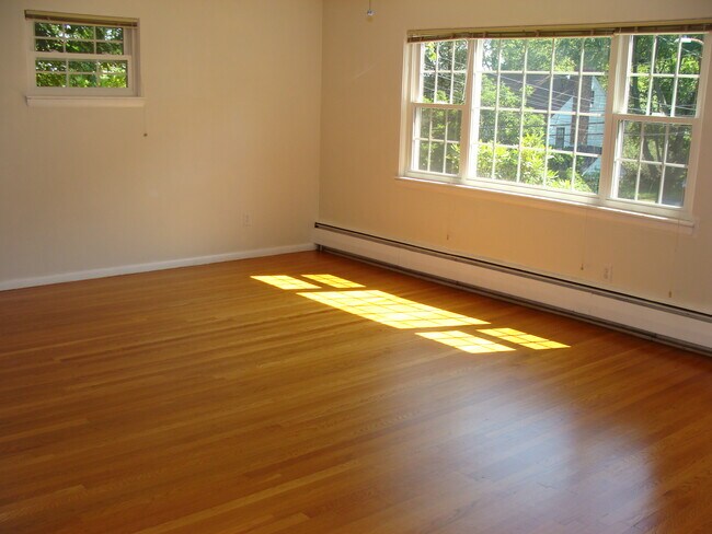 Building Photo - 407 Lowell Ave
