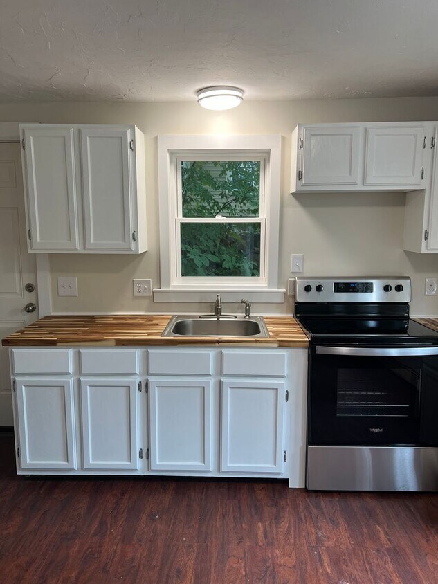 5 Elm St Unit 2, Wolfeboro, NH 03894 Room for Rent in Wolfeboro, NH