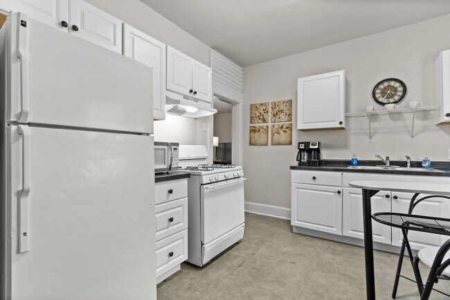 Building Photo - 527 5th St - STR